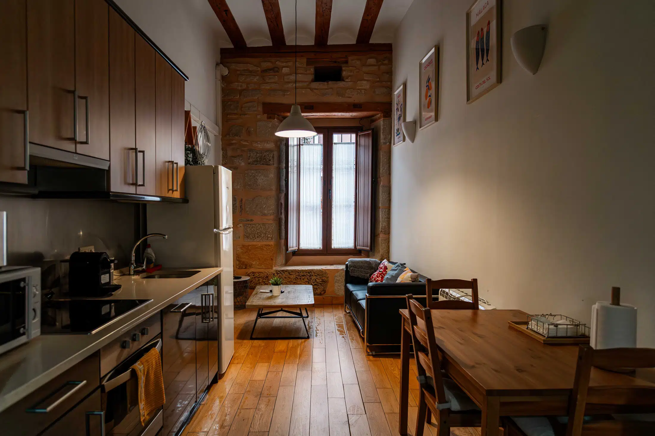 Cocina equipada con piedra natural en Casa de Correos