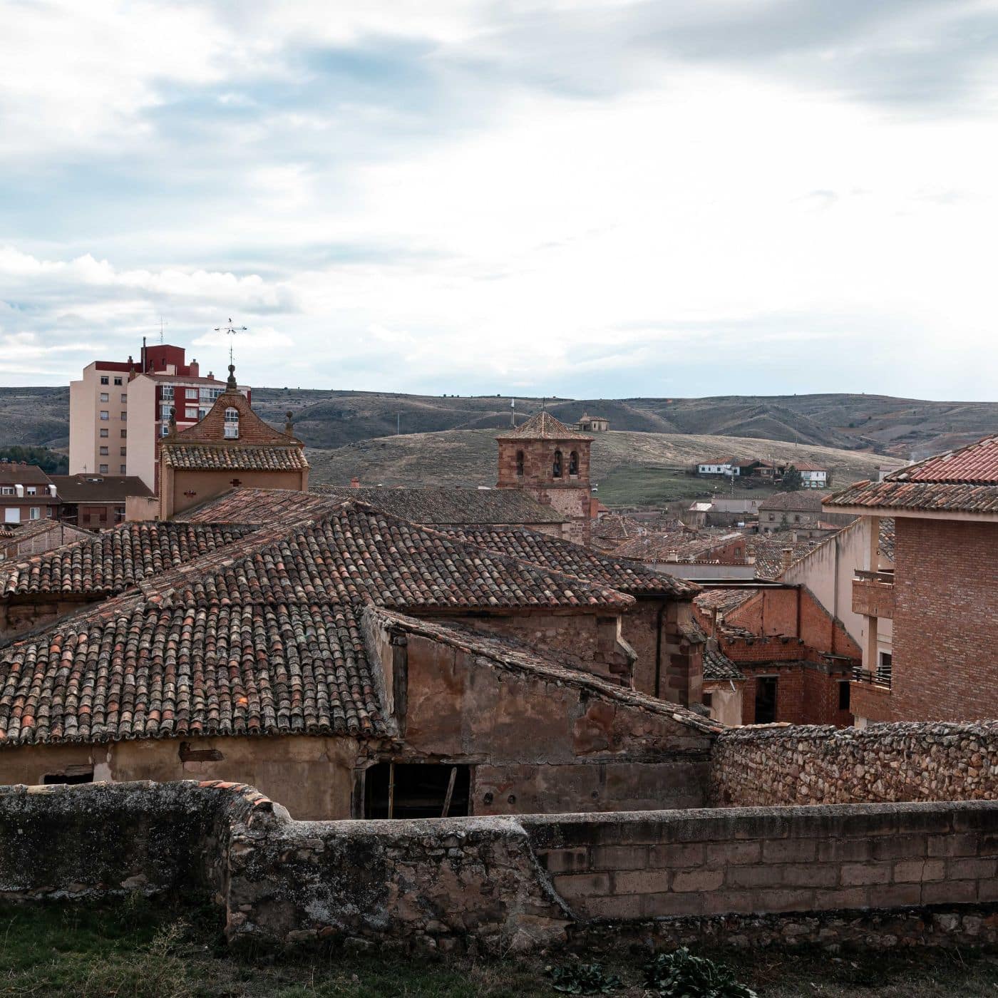 Vistas del pueblo de Molina de Aragón con campanario al fondo